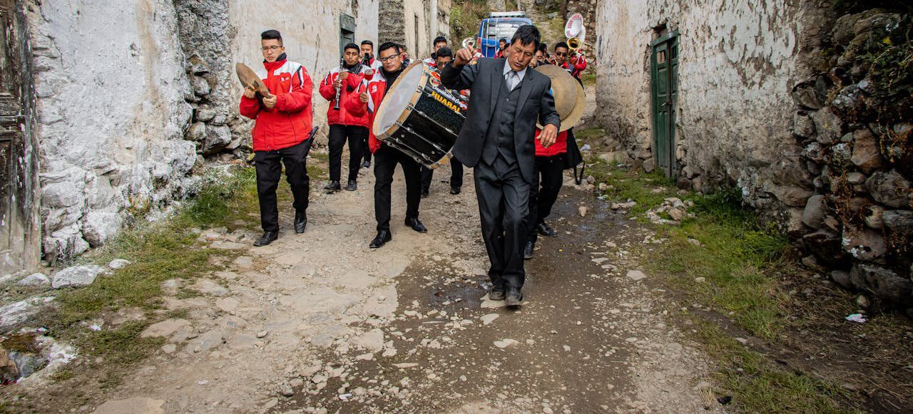 Lokalna parada w peruwiańskiej wiosce - autentyczne doświadczenia z wycieczkidoperu.pl